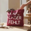 Baumwolltasche "Karl, Lager, Fehlt" - bordeauxrot/weiß
